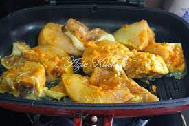 Ayam percik kelantan melayu atau ayam bakar percik terdapat 2 jenis, ada yang berwarna putih tidak pedas dan ada yang berwarna merah. Ayam Bakar Berempah Kelantan Yang Sedap Azie Kitchen