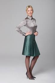 Bei Diesem Outfit Von Dolzer Stehen Sich Die Klassische Damenbluse Und Der In Falten Gelegte Rock Als Gleichberechtigte Glanzstucke Gegenuber Damenblusen Bluse
