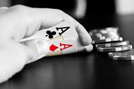 Entre estos los juegos con cartas de poker son los que más emoción despiertan entre los jóvenes ya que los pueden disfrutar en internet y además los practica todo el mundo. Poker 101 Definicion Reglas Y Estrategia Que Pasa Vegas