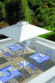 Dehors Parasols By Ethimo Its Compact Sizes Make It Easy To Position Even On A Terrace Ethimo Outdoor Outdoordesign Parasol Designparasols Ombrellonide