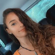 Kendra Oliveira's Instagram, Twitter & Facebook