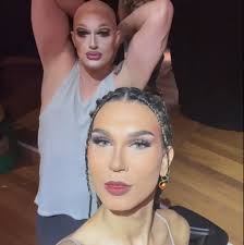 We did it!!! It took so much time and effort and work but we @smashedshow  finally did it! We finally got @missamycampbell to like the Venga Bus!! Oh  we also opened the show at the Spiegeltent in Aotea ...