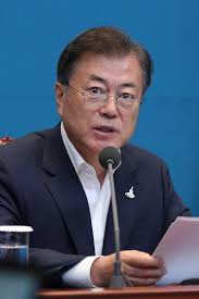 1953년 1월 24일 경상남도 거제에서 가난한 실향민 가족의 장남으로 태어났다. ê²°êµ­ ë¬¸ìž¬ì¸ ëŒ€í†µë ¹ì´ ì§ì ' ë‚˜ì„°ë‹¤ ê·¸ë¦°ë²¨íŠ¸ í•´ì œ ë…¼ëž€ ì¢…ì§€ë¶€ ì•„ì£¼ê²½ì œ