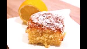 Immer verschwindet der puderzucker nach einigen minuten und der kuchen sieht wieder langweilig aus. Saftiger Zitronenkuchen Mit Zitronenglasur Youtube