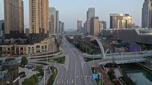Das bild des hauses ging davor um die welt das halb demolierte haus steht inmitten der neu gebauten straße, auf allen seiten umgeben von asphalt: Chinesische Stadt Baut Autobahnbrucke Um Haus Herum Stern De