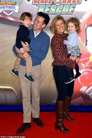 Who is anton du beke? Anton Du Beke Is Set To Star In A Baking Special With His Family On This Morning Aktuelle Boulevard Nachrichten Und Fotogalerien Zu Stars Sternchen