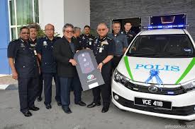 Tuan dr.mohd azhar bin tel : Perodua Sumbang 3 Unit Bezza Kepada Polis Selangor Gohed Gostan