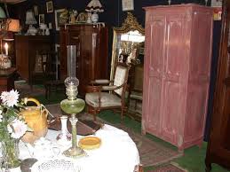 Dans Un Site Agreable Vous Trouverez Dans Une Ancienne Grange Restauree Un Beau Choix De Meubles Tous Styles En 2020 Brocante Vide Grenier Meuble De Metier Brocante