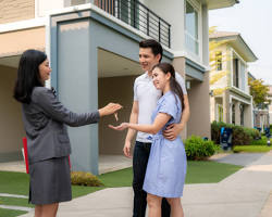 Imagen de Inquilino sonriendo y recibiendo las llaves de su nuevo hogar en Cádiz