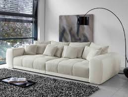 Un grand canapé modulaire recouvert de laine de cachemire taupe et un tapis moelleux dans les mêmes tons donne de l'éclat à ce salon enveloppé de blanc ce canapé dispose de 3 reposes tête réglables assurant une parfaite position d',assise; Canape Blanc 19 Idees Deco Pour Le Salon