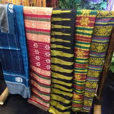 Berbusana erat kaitannya dengan berbagai jenis pakaian, mulai dari baju, celana, rok, kemeja hingga sarung. Makna Yang Terlupakan Dari Keunikan Corak Dan Warna Kain Sutra Khas Sulawesi Selatan Lifestyle Liputan6 Com