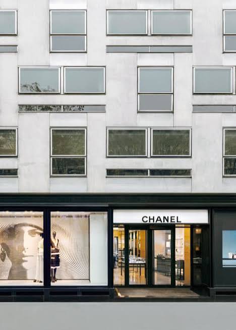 51 Avenue Montaigne – L'un des plus somptueux écrins de la maison Chanel, entièrement dédié à la haute couture, à la joaillerie et aux accessoires.