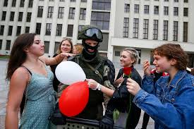 +48 22 201 97 25 Protesty Na Bialorusi Zolnierz Omon Zlozyl Bron Kobiety Rzucily Mu Sie Na Szyje