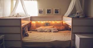 Wenn Man 7 Mann Bett Hort Denkt Man Erst Einmal An Ein Supergrosses Bett Mit Grossen Laken Worin Die Ganze Familie Liegt Ikea Bed Hack Ikea Kura Bed Ikea Bed