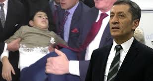 Kızı meral'i öldürmeye çalışmışsa da duygusal davranıp onu öldürememiştir. Milli Egitim Bakani Selcuk Un Programinda Gosteri Yapan Kiz Ogrenci Bayginlik Gecirdi Haberler
