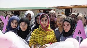 Malala yousafzai, 1997 doğumlu, pakistan'da taliban'a karşı eğitimde cinsiyet eşitliğini savunan 17 yaşında malala yousafzai 2014 yılında, henüz 17 yaşındayken nobel barış ödülü'ne layık görüldü. Nobel Preistragerin Malala Yousafzai Eroffnet Eine Schule Fur Gefluchtete Madchen Aus Syrien