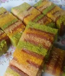 Pemilihan warna, saya ambil ilham daripada blog dayang. Resipi Kek Lapis Masam Manis Kukus Warisan Arwah Ibu Mertua Sedap Mudah