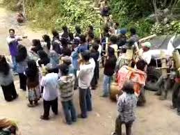 Kabupaten enrekang yang berlokasi sekitar 276 kilometer dari kota makassar ini, secara geografis memang berada di wilayah pegunungan dan hampir sebagian daerah ini terdiri dari pegunungan karst (batu kapur). Marendeng Marampa Versi Musik Bambu Latimojong Enrekang Youtube