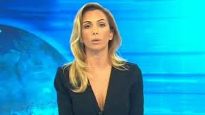Simona branchetti, giornalista del tg5, tra le più amate dal pubblico, da tre anni, è legata a carlo longari, ex di elisabetta ferracini nonchè padre di giulio che oggi ha 17 anni. Simona Branchetti Spot And Web