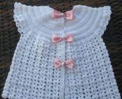 Kurdele Fiyonklarla Yapilan Beyaz Renkli Tig Isi Orgu Bebek Yelek Modeli Baby Knitting Patterns Bebek Yelek Orgu