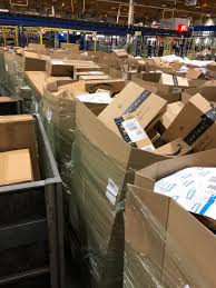 La banque postale vous accompagne au quotidien. A La Poste Le Pdg Se Rejouit Des Colis Le Service Public Patit Les Postiers Morflent Basta