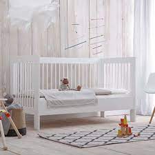 With the help of the shelf the gap between the wall and the chest of drawers can be used sensibly and diapers changing utensils etc. Babybett Square Fur Kleine Raume Inkl Wickelaufsatz Weiss Dannen 299 00