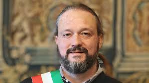 Bonus da quasi 3mila euro al mese per lo staff di Alan Fabbri