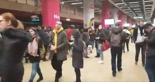 O tânăra în vârstă de 25 de ani, a fost găsită moartă la o staţie de metrou, după ce ar fi fost împinsă de către o femeie în vârstă de aproximativ 45 de ani. Romanca Ucisa La Metrou Era Insarcinata In Cateva Luni