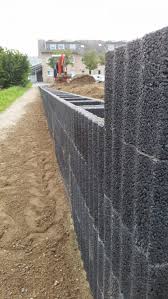 Mit Pflanzsteinen Eine Mauer Bauen Gartenblog Bauen Eine Gartenblog Mauer Mit Pflanzsteinen In 2020 Backyard Decor Garden Design Backyard