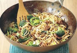 Nouilles Sautees Au Poulet La Recette Facile En 2020 Nouilles Sautees Poulet Recette Facile Poulet Brocoli
