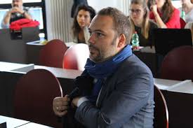 Un bambino e un ibis in volo sopra il deserto di palmira, per ritrovare, immaginandola insieme, la strada maestra, abbracciando la speranza per non perdersi più: Autori Simone Sibilio