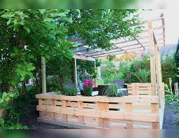 Mit wenigen handgriffen entsteht so günstig und nachhaltig ein insektenhotel, hochbeet oder ein werkzeugständer. Toom Kreativwerkstatt Terrasse Aus Europaletten Selber Bauen