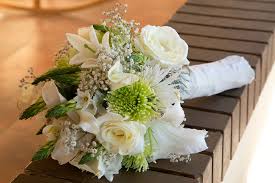 The neutral tones will match almost any wedding colors! White And Green Bridal Bouquet With White Roses Baby S Breath Green Gerber Daises Green Snap Dragons Wedding Flowers Costa Rica Beau Maisel
