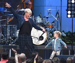 Willow sage hart has not only inherited p!nk 's punk rock flair, but her mom's incredible vocals too! 1441777897265 Pinks Daughter Willow Sage Hart Is All Grown Up 3