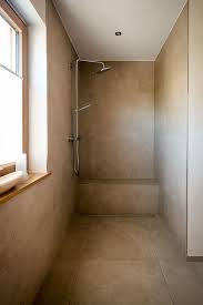 Offene Bodengleiche Dusche Mit Sitzbank Bad Dusche Barrierefreiheit Fliesen Beige Badezimmer Fliesen Beige Badezimmer Bauen Badezimmer Braun