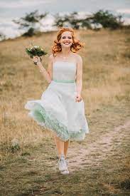 Du bist auf der suche nach dem idealen brautkleid? Gluckliche Rothaarige Braut Mit Petticoat Und Kurzem Brautkleid Mit Chucks Bei Der Hipster Hochzeit Diy Insp Hipster Hochzeit Brautkleid Kurz Spitzenkleid Kurz