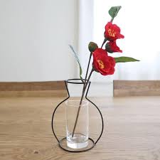 森の家 on instagram キャンドゥのワイヤーフラワーベースがとてもおしゃれで 一輪でもお花がとても映えます 中の花瓶になる部分は 別売りなので私は小さいグラスをセリアで買いました キャンドゥに丁度いいサイズがなかったので お正月感を出し