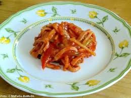 Paprika entkernen, klein würfeln und mit ein paar tropfen olivenöl… Rezept Budapester Salat A La Alex Bild Nr 2 Rezepte Salat Lebensmittel Essen