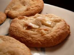 Biscuits Mrs Fields Au Chocolat Blanc Et Noix De Macadam Recettesduqc Dessert Biscuit Desserts Food Biscuits