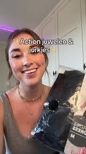 Testen van kleren & juwelen van de Action
