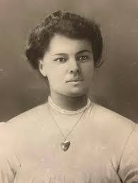 Annie Snipes's Instagram, Twitter & Facebook