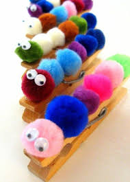 Pompons Colores Sur Une Pince A Linge En Bois Une Chenille Aux Yeux Mobiles Activite Manuelle Maternelle Craft Creations Estivales Creations Pour Nourrisons