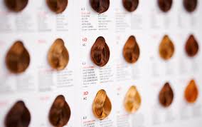 Von schwarz gefärbtem haar auf blond in einem schritt. Farbcodes Beim Haare Farben Hilfe Bei Der Farbwahl