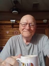 Monday mornings with coffee and kitteh💛