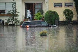Am mittag wird die sonne von einzelnen wolken verdeckt bei höchsttemperaturen bis zu 11°c. Unwetter In Bindlach Komplettes Mobelhaus Von Wasser Umzingelt Oberfranken Neue Presse Coburg