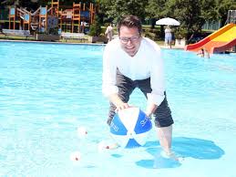 Schweizergarten, adresse — landstraße, 1030 wien, österreich, telefon 01 40008042, arbeitszeit. Wiens Grosstes Familienbad Im Schweizergarten Nach Modernisierung Wiedereroffnet Vienna Online