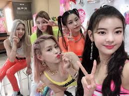 She is also a bit taller then lia. Itzy Yeji Ryujin Chaeryeong Yuna Lia Itzicy Itzy Kpop Girls Girl Group