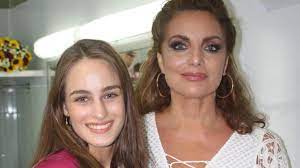Jun 27, 2021 · η μαρία βοσκοπούλου βρίσκεται ξαπλωμένη στην άμμο και διαβάζει το βιβλίο της. Sqmrkc31pprxpm