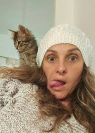 אז אתמול בערב אמרתי לאמא שלי שאני הולכת לחדר בריחה עם חברה שיש לה יום הולדת  מפה לשם מתארגנת בבוקר מתיישבת להתאפר אמא ניגשת אליי ושואלת בחצי כעס למה את  מתאפרת ??