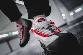 Retrouvez Notre Avis Sur La Reedition De La Chaussure Nike Air Max 95 Og Solar Red Prix 190 Une Paire A La Bulle Nike Air Max 95 Air Max 95 Nike Air Max